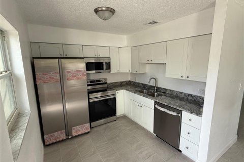 Propiedad comercial en venta en Saint Petersburg, Florida, 125.6 m2 № 1659113 - foto 2