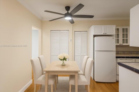 Снять в аренду кондоминиум в Корал-Гейблс, Флорида 2 спальни, 68.75м2, № 1955807 - фото 3