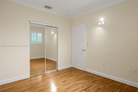 Снять в аренду кондоминиум в Корал-Гейблс, Флорида 2 спальни, 68.75м2, № 1955807 - фото 17