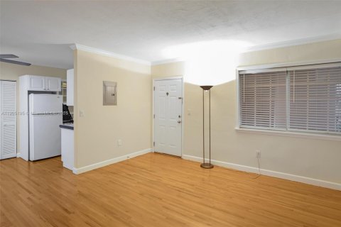 Снять в аренду кондоминиум в Корал-Гейблс, Флорида 2 спальни, 68.75м2, № 1955807 - фото 11