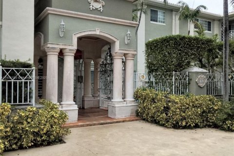 Снять в аренду кондоминиум в Корал-Гейблс, Флорида 2 спальни, 68.75м2, № 1955807 - фото 2