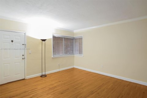 Снять в аренду кондоминиум в Корал-Гейблс, Флорида 2 спальни, 68.75м2, № 1955807 - фото 10