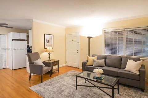 Снять в аренду кондоминиум в Корал-Гейблс, Флорида 2 спальни, 68.75м2, № 1955807 - фото 5