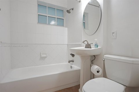 Снять в аренду кондоминиум в Корал-Гейблс, Флорида 2 спальни, 68.75м2, № 1955807 - фото 7