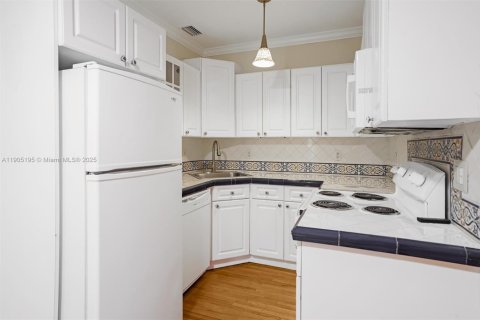 Снять в аренду кондоминиум в Корал-Гейблс, Флорида 2 спальни, 68.75м2, № 1955807 - фото 4