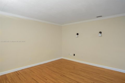 Снять в аренду кондоминиум в Корал-Гейблс, Флорида 2 спальни, 68.75м2, № 1955807 - фото 9