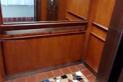 Снять в аренду кондоминиум в Корал-Гейблс, Флорида 2 спальни, 68.75м2, № 1955807 - фото 22