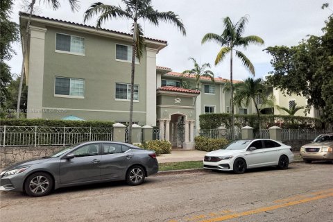 Снять в аренду кондоминиум в Корал-Гейблс, Флорида 2 спальни, 68.75м2, № 1955807 - фото 1