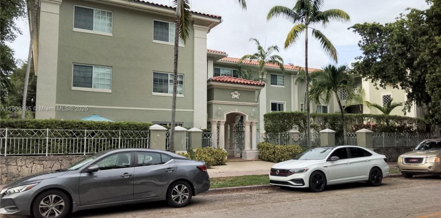 Кондоминиум с 2 спальнями в Корал-Гейблс, Флорида № 1955807