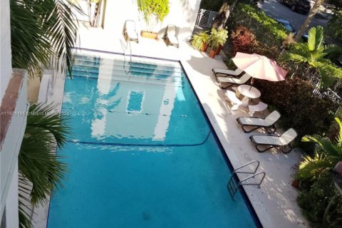 Снять в аренду кондоминиум в Корал-Гейблс, Флорида 2 спальни, 68.75м2, № 1955807 - фото 23