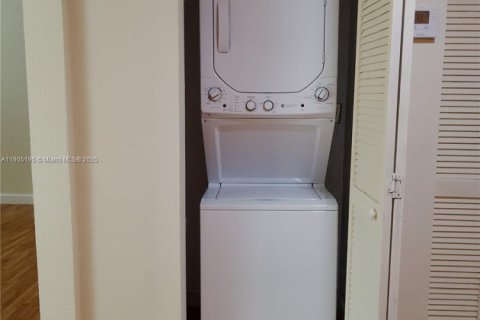 Снять в аренду кондоминиум в Корал-Гейблс, Флорида 2 спальни, 68.75м2, № 1955807 - фото 13