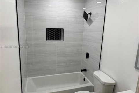 House in Miramar, Florida 3 bedrooms № 2031385 - photo 7