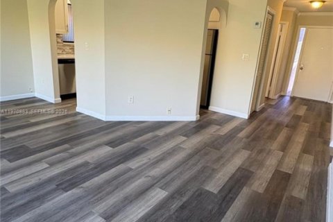 House in Miramar, Florida 3 bedrooms № 2031385 - photo 2