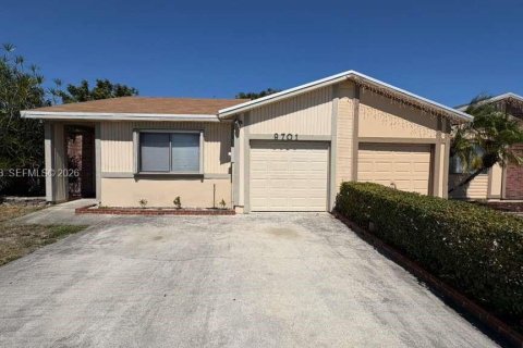 House in Miramar, Florida 3 bedrooms № 2031385 - photo 1