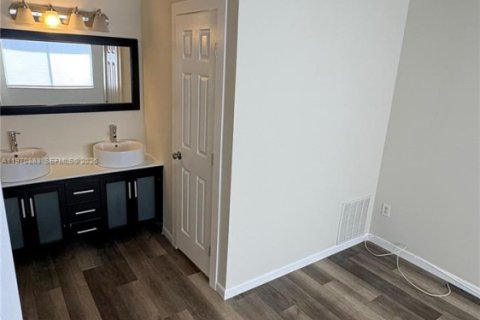 House in Miramar, Florida 3 bedrooms № 2031385 - photo 8