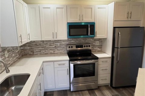 House in Miramar, Florida 3 bedrooms № 2031385 - photo 4