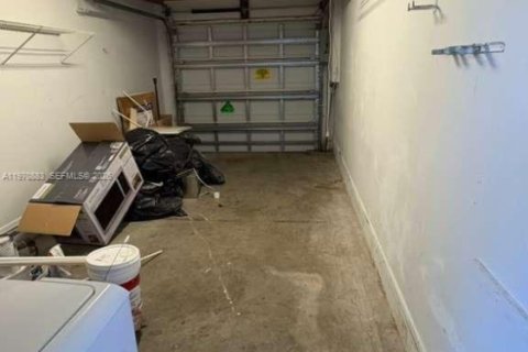 House in Miramar, Florida 3 bedrooms № 2031385 - photo 12