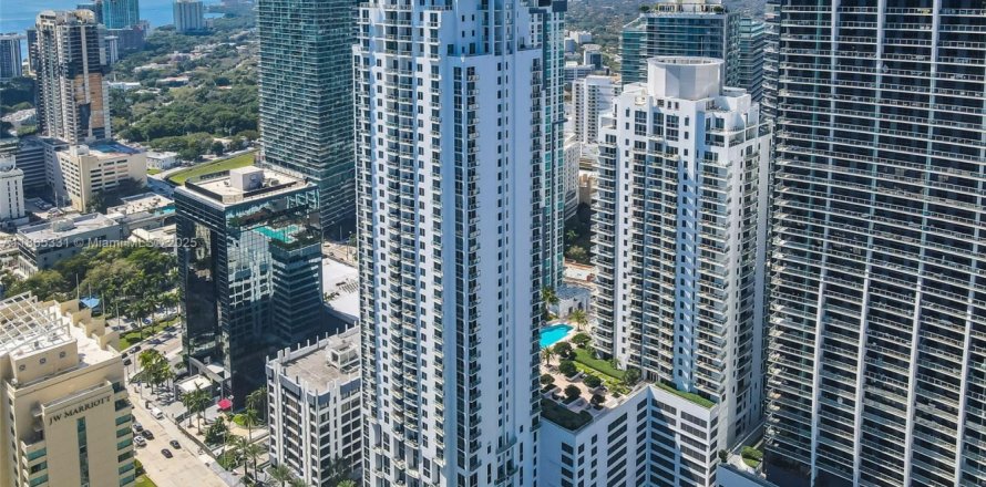 Кондоминиум с 2 спальнями в Майами, Флорида № 1932121