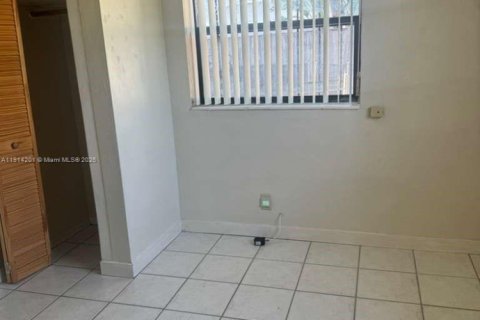 Casa en alquiler en Oakland Park, Florida, 3 dormitorios, 206.34 m2 № 1970075 - foto 13