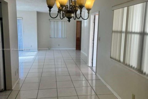 Casa en alquiler en Oakland Park, Florida, 3 dormitorios, 206.34 m2 № 1970075 - foto 8