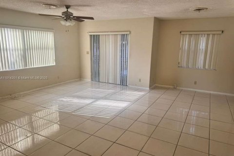 Casa en alquiler en Oakland Park, Florida, 3 dormitorios, 206.34 m2 № 1970075 - foto 9