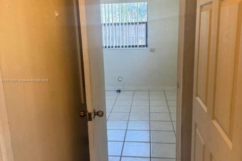 Casa en alquiler en Oakland Park, Florida, 3 dormitorios, 206.34 m2 № 1970075 - foto 17