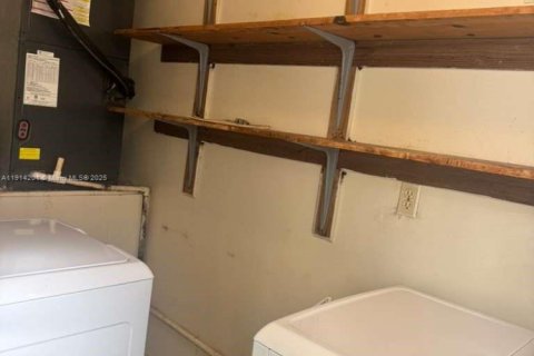 Casa en alquiler en Oakland Park, Florida, 3 dormitorios, 206.34 m2 № 1970075 - foto 19