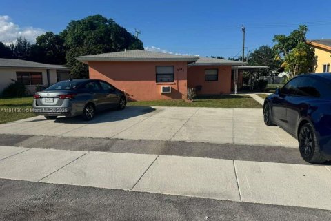 Casa en alquiler en Oakland Park, Florida, 3 dormitorios, 206.34 m2 № 1970075 - foto 1