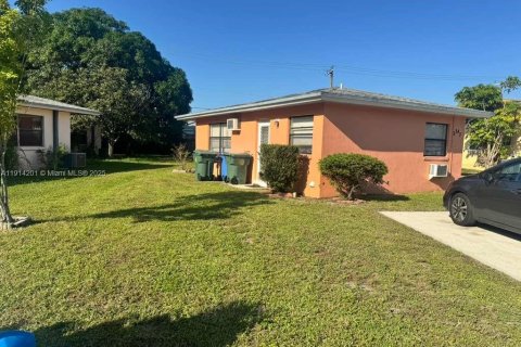 Casa en alquiler en Oakland Park, Florida, 3 dormitorios, 206.34 m2 № 1970075 - foto 2