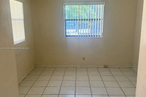 Casa en alquiler en Oakland Park, Florida, 3 dormitorios, 206.34 m2 № 1970075 - foto 11