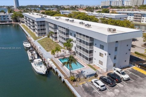 Condo in North Miami Beach, Florida, 2 bedrooms  № 1707045 - photo 1