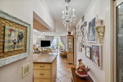 Condo in North Miami Beach, Florida, 2 bedrooms  № 1707045 - photo 12