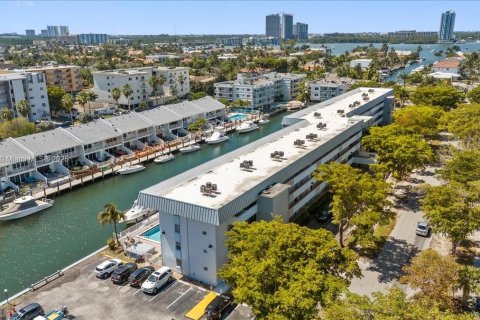 Condo in North Miami Beach, Florida, 2 bedrooms  № 1707045 - photo 9