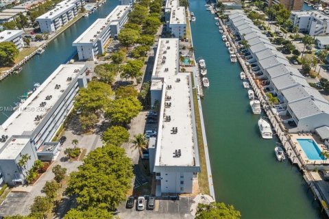 Condo in North Miami Beach, Florida, 2 bedrooms  № 1707045 - photo 4
