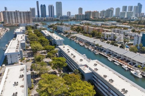 Condo in North Miami Beach, Florida, 2 bedrooms  № 1707045 - photo 2