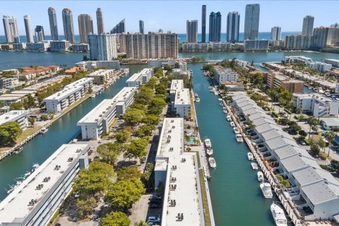 Condo in North Miami Beach, Florida, 2 bedrooms  № 1707045 - photo 5