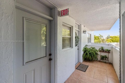 Condo in North Miami Beach, Florida, 2 bedrooms  № 1707045 - photo 10