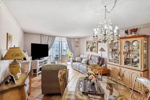 Condo in North Miami Beach, Florida, 2 bedrooms  № 1707045 - photo 21