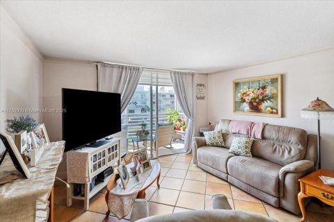 Condo in North Miami Beach, Florida, 2 bedrooms  № 1707045 - photo 22