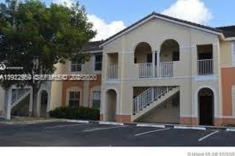 Copropriété à louer à Homestead, Floride: 2 chambres, 84.91 m2 № 1976753 - photo 1