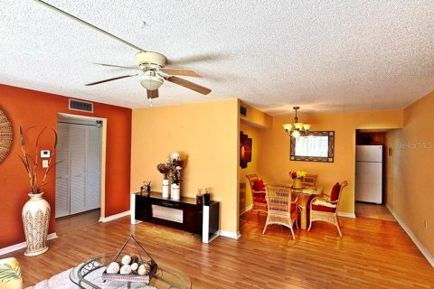 Condo in Leesburg, Florida, 2 bedrooms  № 2379819 - photo 9