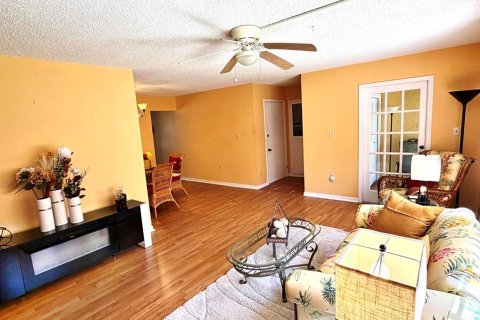 Condo in Leesburg, Florida, 2 bedrooms  № 2379819 - photo 8