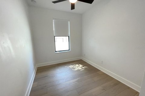 House in Tampa, Florida 4 bedrooms, 209.49 sq.m. № 1913000 - photo 9
