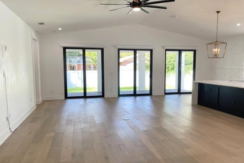House in Tampa, Florida 4 bedrooms, 209.49 sq.m. № 1913000 - photo 3