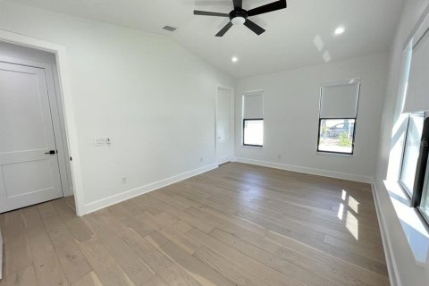 House in Tampa, Florida 4 bedrooms, 209.49 sq.m. № 1913000 - photo 11