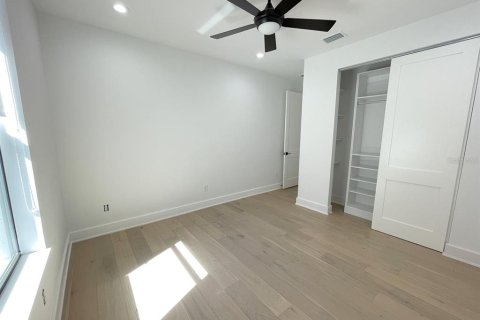 House in Tampa, Florida 4 bedrooms, 209.49 sq.m. № 1913000 - photo 14