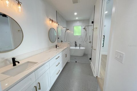 House in Tampa, Florida 4 bedrooms, 209.49 sq.m. № 1913000 - photo 18