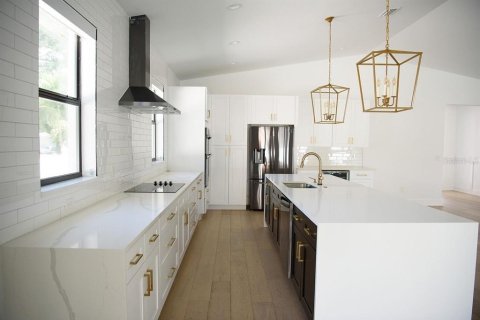 House in Tampa, Florida 4 bedrooms, 209.49 sq.m. № 1913000 - photo 6