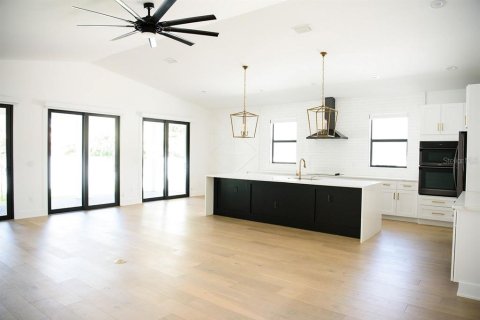 House in Tampa, Florida 4 bedrooms, 209.49 sq.m. № 1913000 - photo 4