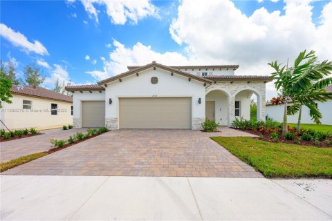 Снять в аренду виллу или дом в Хомстед, Флорида 5 спален, № 1950432 - фото 1